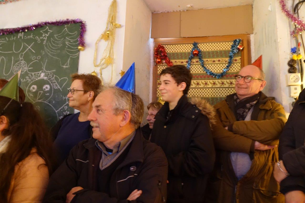 Georges Verdoolaeghe (chapeau de fête bleu), maire de Montigny-lès-Condé et Étienne Haÿ (chapeau de fête rouge), président de l'agglo de Château-Thierry, ont été un très bon public.