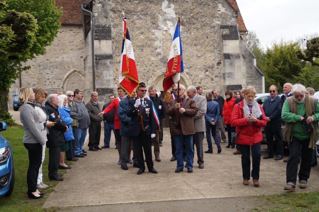 Le cortège se dirige vers la mairie.