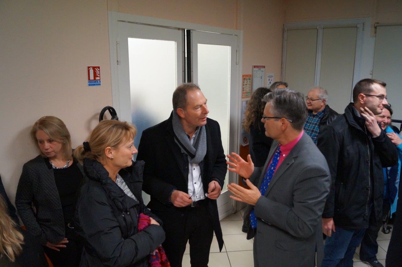 A droite, le sous-préfet Ronan Léaustic évoque la circulation de l'autorial Picasso avec Yves Coquel, président de l'association TFBCO.