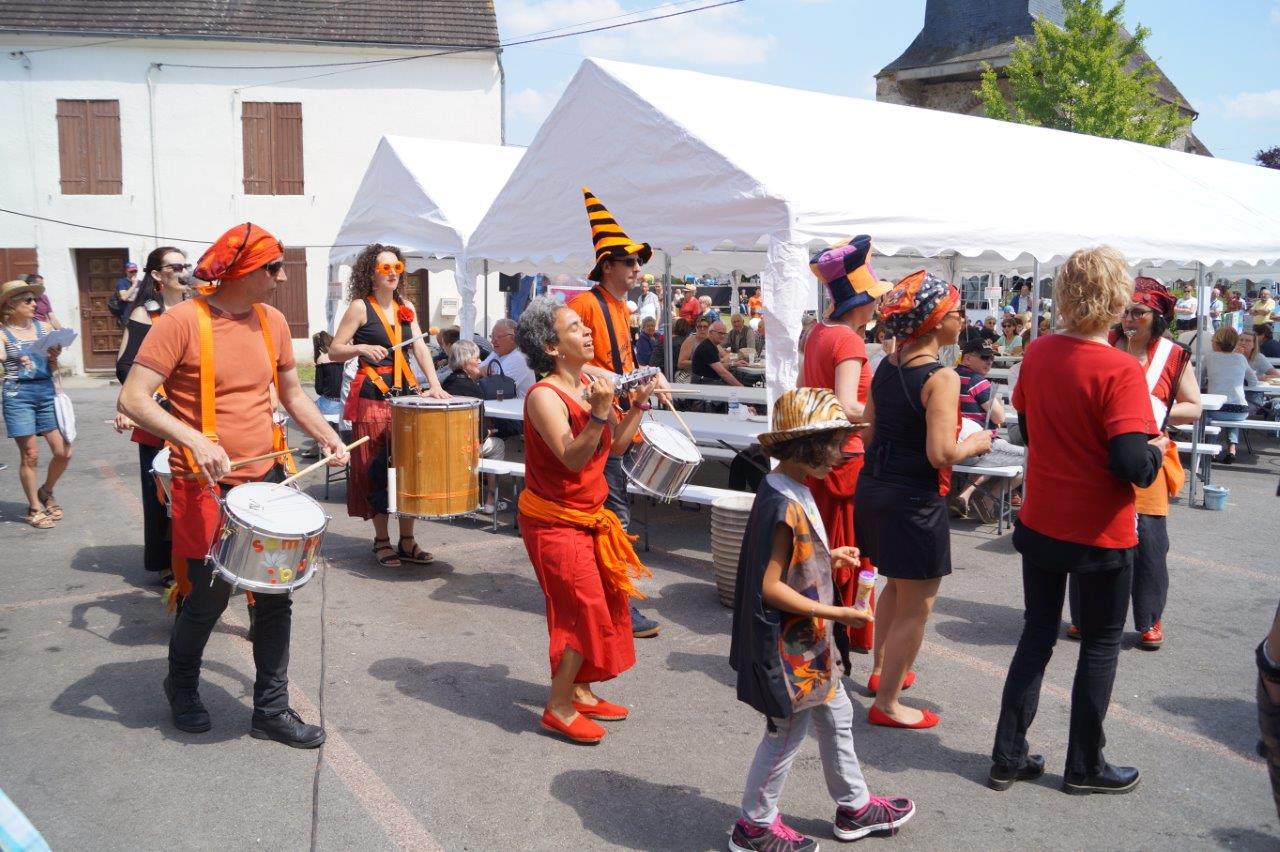 Après la pause déjeuner du dimanche, Samba Bulles a ambiancé la place de l'église.