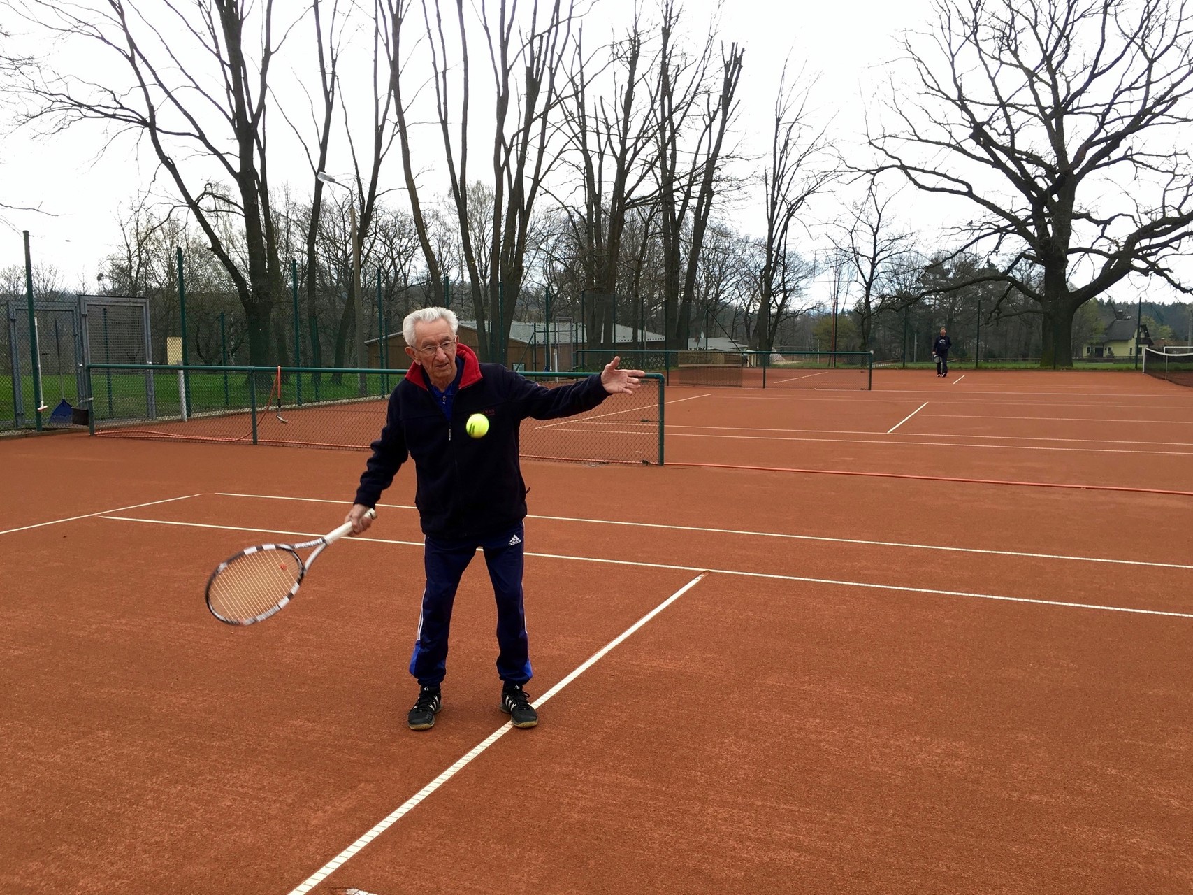 Alterspräsident Horst Schmidt spielt den ersten Ball der Saison