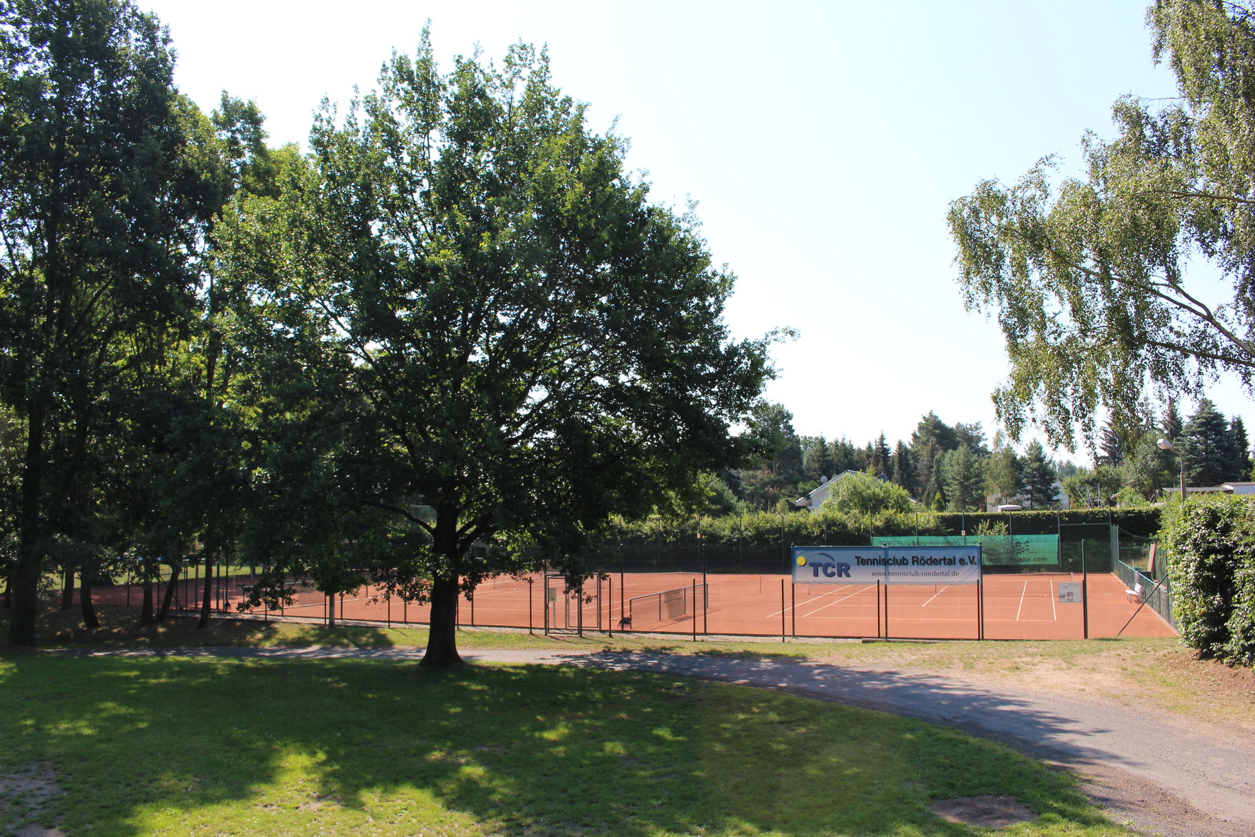 Außenansicht auf die Tennisanlage