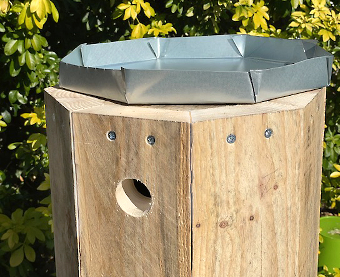 Une tôle plate de ruche Warré découpée à la cisaille à tôle.