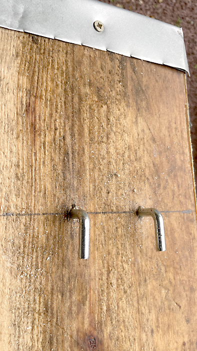 Deux pitons de 6mm pour l'arrimage du nichoir sur la fixation.