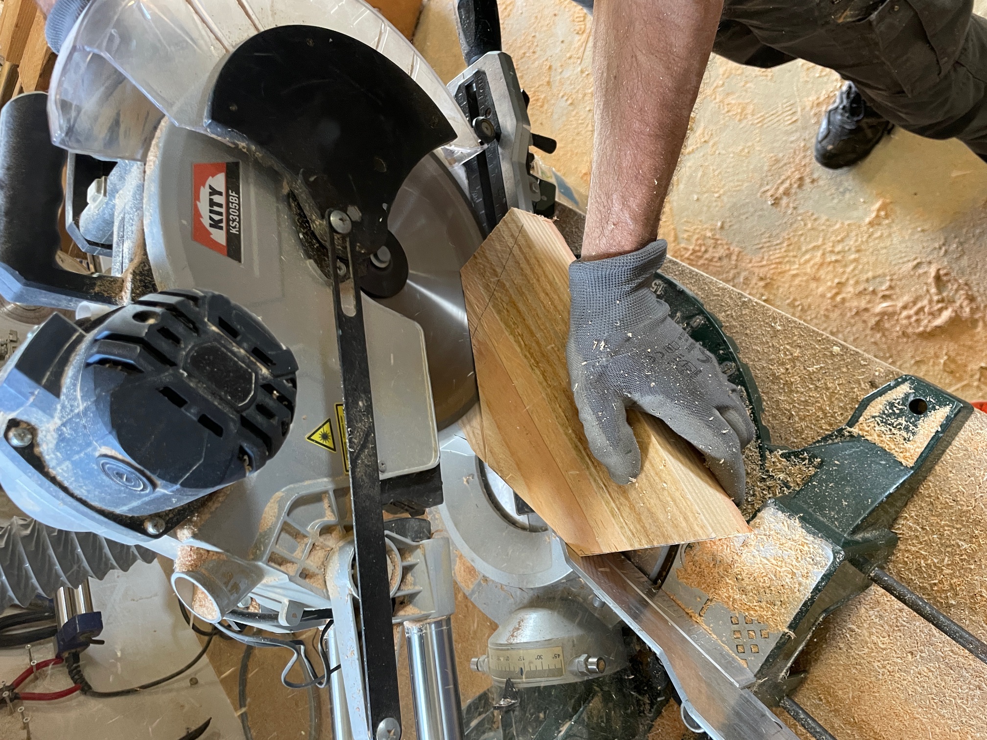 Une scie à onglet radiale facilite le travail de découpe du plafond et du plancher.