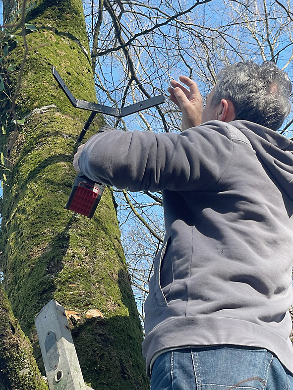 Perçage du support du bas, à environ 30 cm du premier.