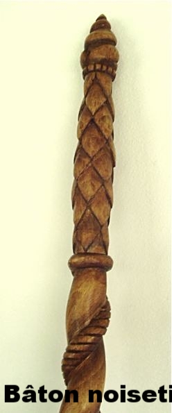 Bâton en noisetier avec un coquillage en haut de la poignée et une corde qui entoure le fût de haut en bas.