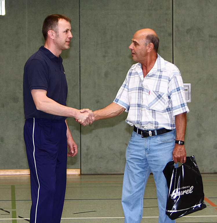 Reinhold Schlieker verabschiedet Trainer Gerald Waldow (8230)