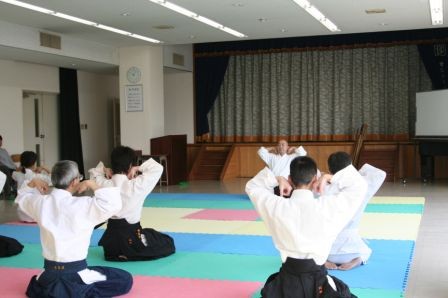 単独呼吸法　背側から母指が見える（陰の陽）昇氣が側頸に結んだところ