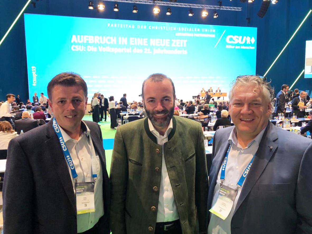 Ewald Seifert mit MdEP Manfred Weber (Mitte) und Christian Schambeck (rechts).