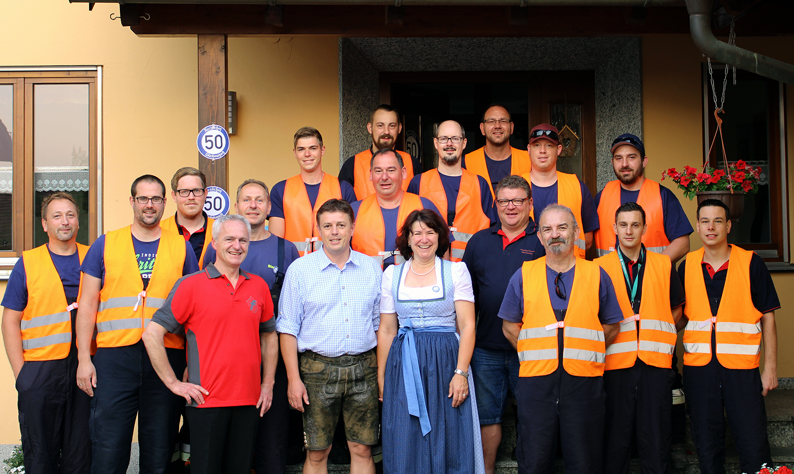 Die Feuerwehrkameraden aus Oberschneiding gratulieren Ewald Seifert zum 50. Geburtstag.