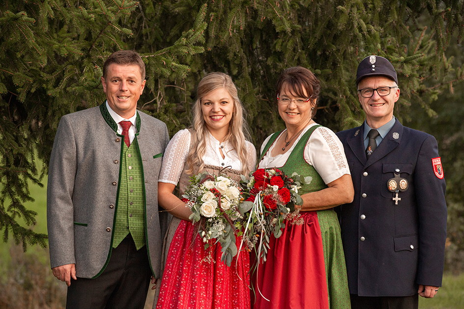 Ewald Seifert (links) als Schirmherr beim Gründungsfest der FFW Oberschneiding.