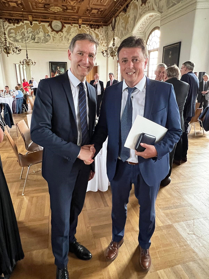 Ewald Seifert bei der Verleihung der Kommunalen Verdienstmedaille in Silber.  