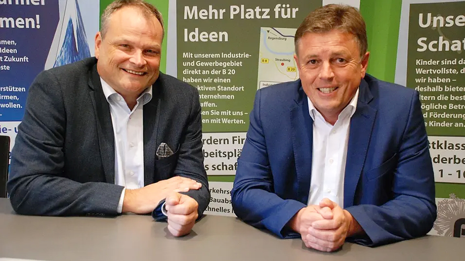 Ewald Seifert mit dem Geschäftsführer der Loibl Förderanlagen GmbH anlässlich der Betriebsansiedelung in Oberschneiding. 