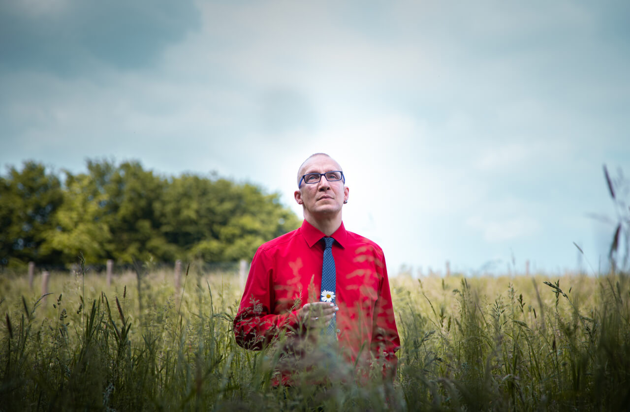 Helmi Urvertrauen auf Wiese