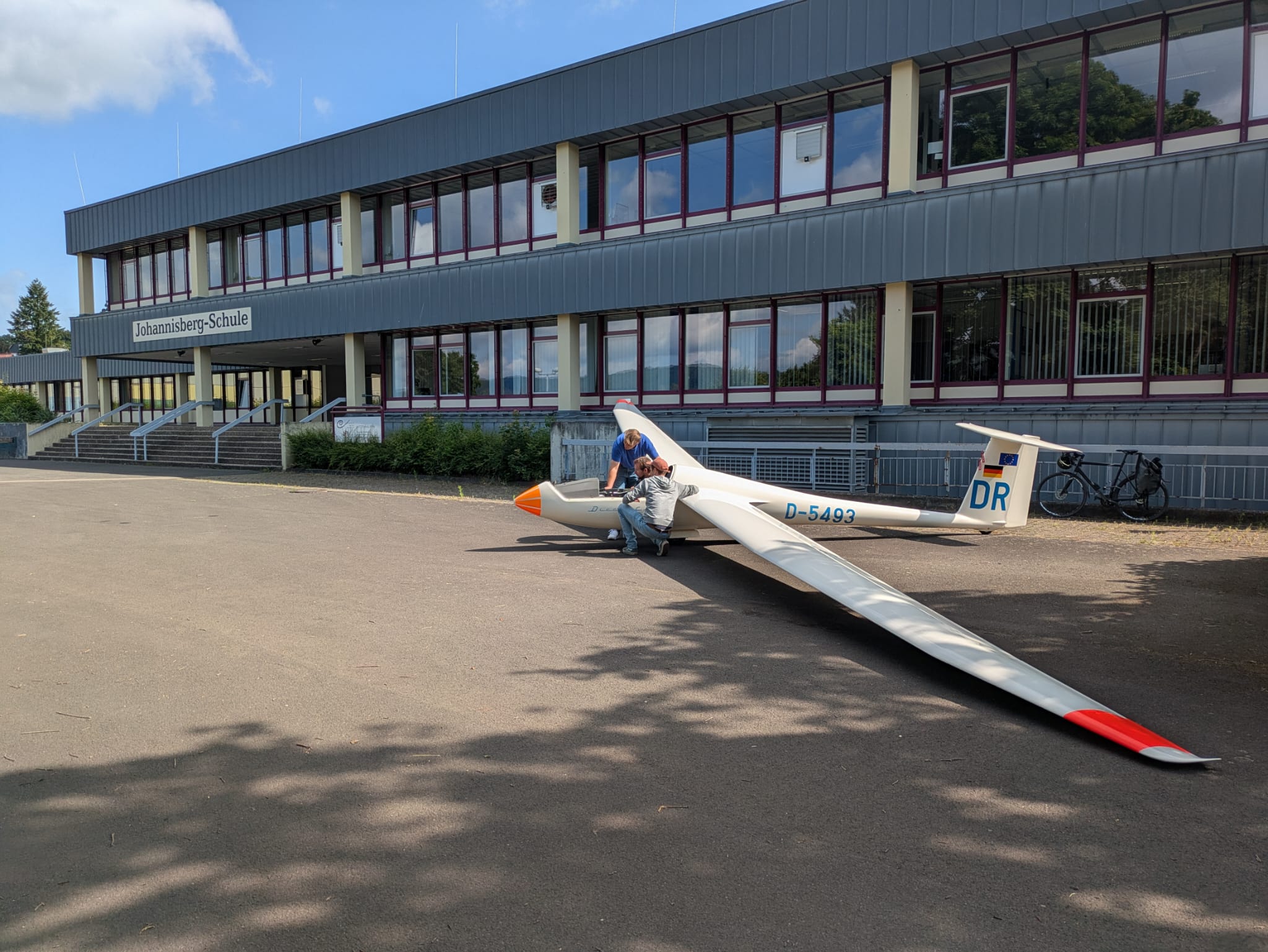 Flugzeugausstellung auf einem Schulhof
