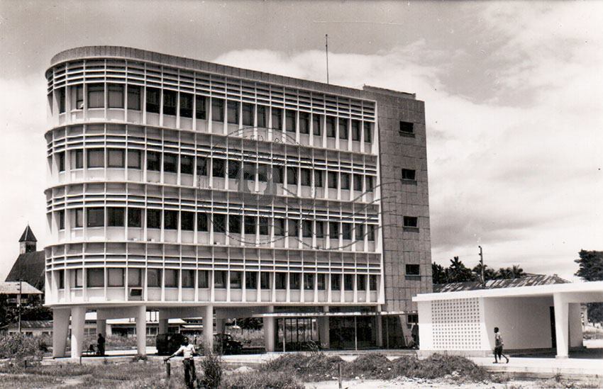 Le bâtiment de la Direction du port, construit entre 1950 et 1955 par Batignolles