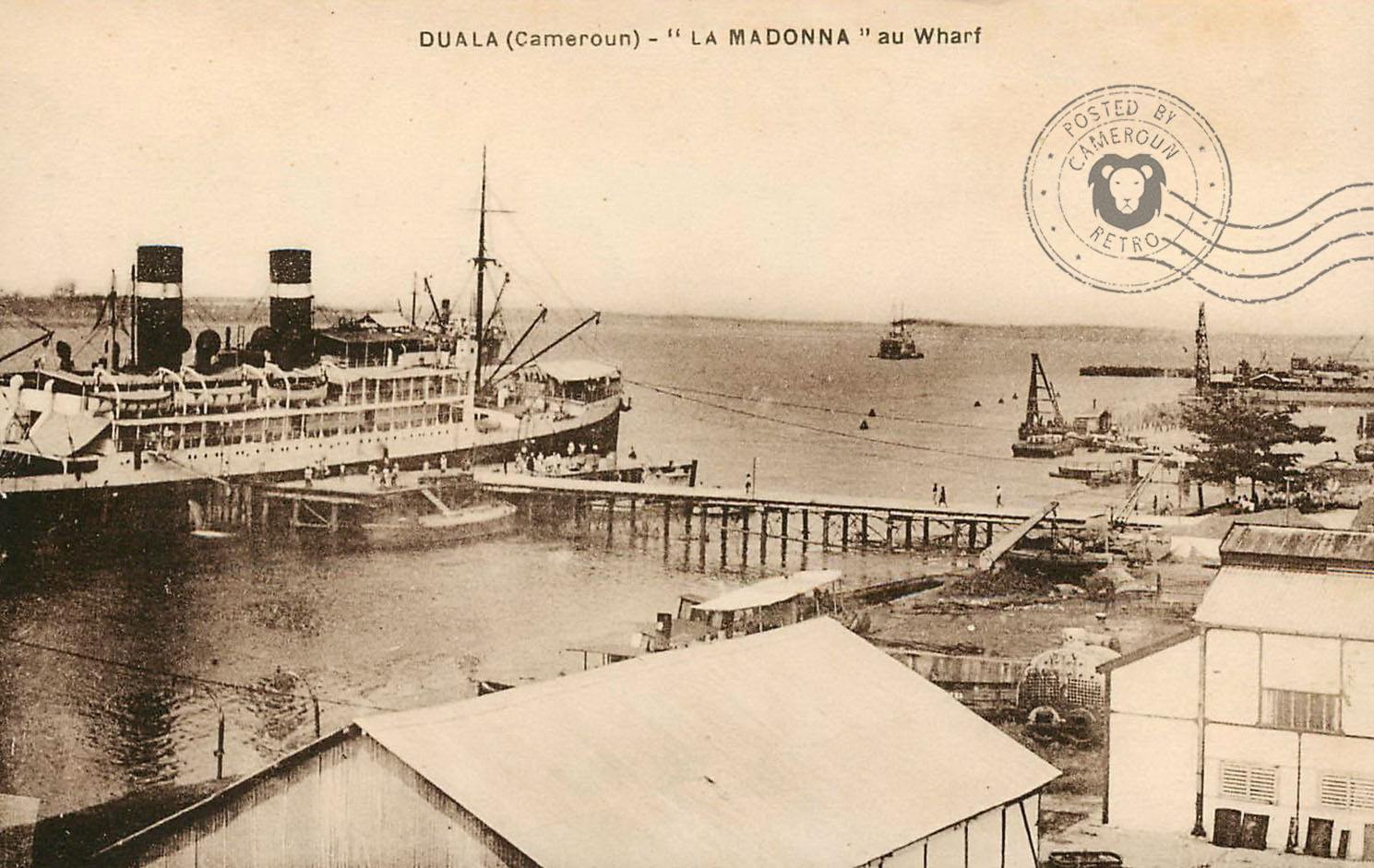 Au Port de Douala en 1930 A quai le navire "La Madonna" de la Cie Cyprien Fabre A partir de 1924 ce paquebot dessert la ligne de la Côte Occidentale d’Afrique jusqu'en 1934.