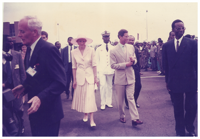 Le Prince Charles et Lady Diana, précédés par Belinga Eboutou, le Directeur du protocole présidentiel. Derrière le Prince, le ministre Laurent Esso 