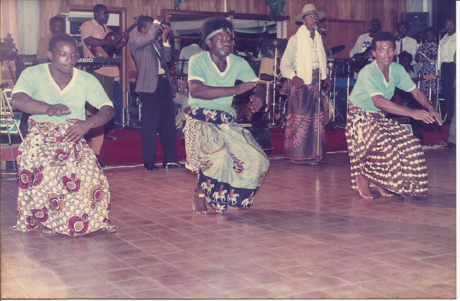Sallé John et son groupe de danseurs sur scène