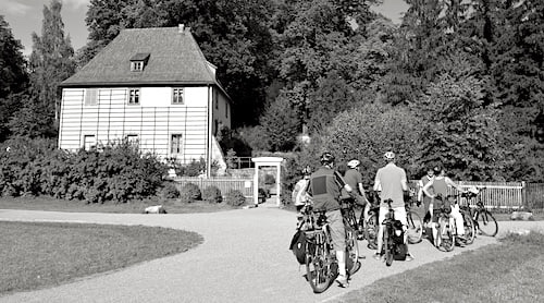 Radfahrer vor Goethes Gartenhaus in Weimar
