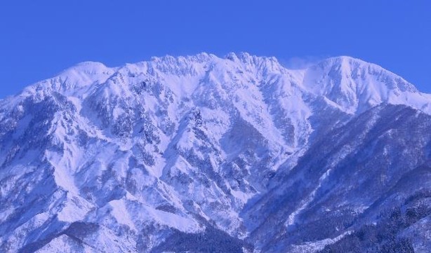 道場より厳冬の八海山