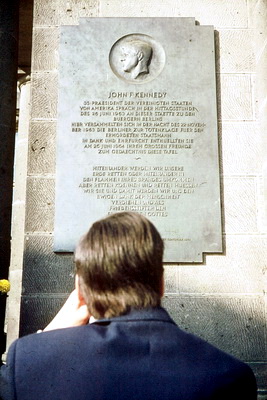 Kennedy Gedenkplatte in Westberlin