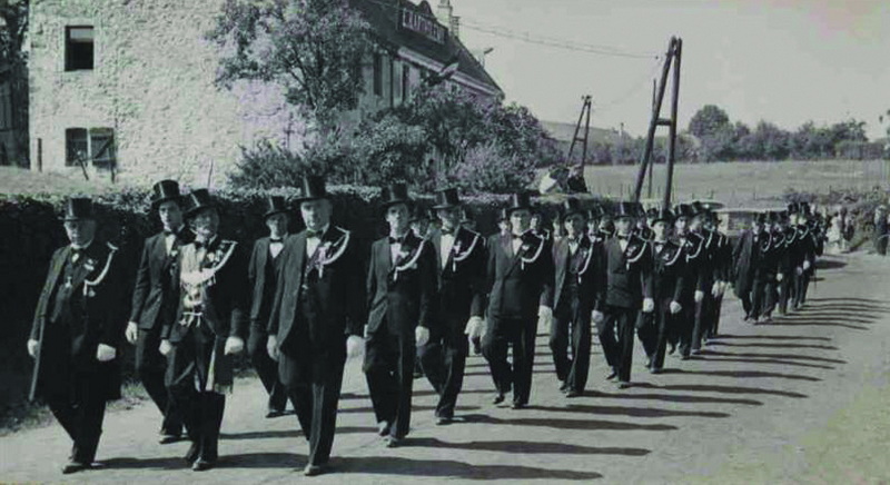 In Reih und Glied in die Kirche - 60 Jahre St. Petrusschützen 1949