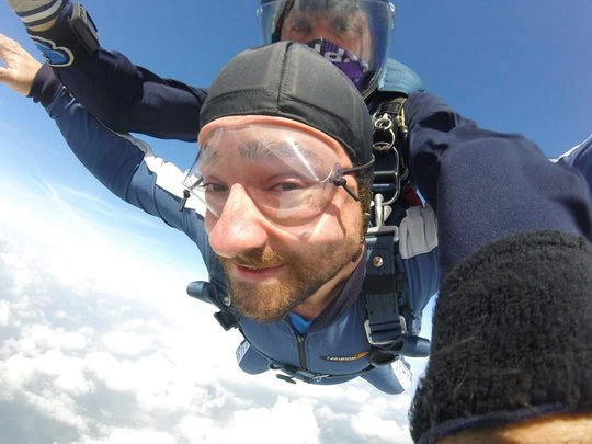 Erik beim Fallschirmspringen