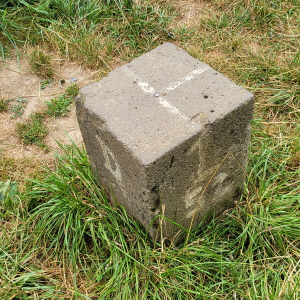 Der Grenzstein am Dreiländerpunkt in Ouren 