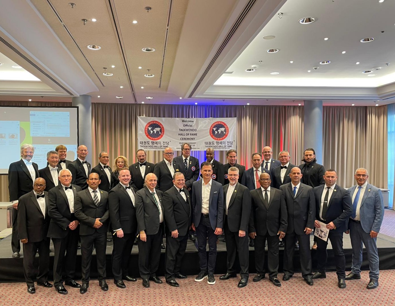 Großmeister Amir Sultani wird in die World Hall of Fame des Taekwon-Do aufgenommen Dem Taekwondo Club Troisdorf e.V wurde eine große Ehre zu Teil. Die Weltgemeinschaft des Taekwon-Do hat den Großmeister des 7. Dan Amir Sultani vom TCT am letzten Freitag den 23.8.2024 geehrt. Dies geschah im Rahmen eines Festaktes in München wo unser Taekwon-Do Trainer Amir Sultani in die World Hall of Fame des Taekwon-Do aufgenommen wurde. Er erhielt diese Ehrung zwischen Taekwon-Do Größen wie dem ehemaligen Weltmeister Michael Arndt und ehrenvollen Taekwon-Do meistern des neunten höchsten Dan. Amir Sultani wurde für seine herausragenden Leistungen um den Taekwon-Do Sport als „Outstanding Instructor“ ausgezeichnet. Unter anderem aufgrund seiner immer fortwährende Leistung und Präsentation des Taekwon-Do als Trainer. Insgesamt wurden unterschiedliche Taekwondo Größen aus den Ländern Vereinigte Staaten von Amerika, Türkei, Saudi-Arabien, Iran, Usbekistan Deutschland, Puerto Rico, Dominikanische Republik, Polen, Ungarn, Italien, Schweden und Großbritannien geehrt. Die TCT e.V ist sehr stolz Großmeister Amir Sultani als unseren Taekwon-Do Trainer wissen zu dürfen. Wer nähere Informationen zum Taekwon-Do Sport in der TCT e.V erhalten möchte kann sich gerne bei Amir Sultani unter der Telefonnummer: 0176 63115240 melden .