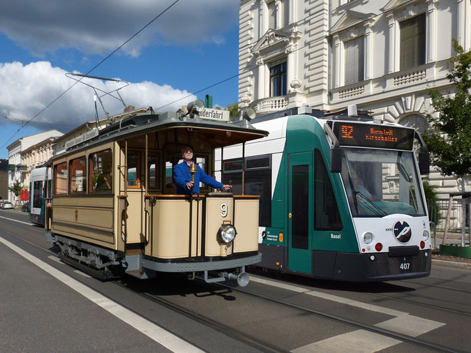 Zwei Generationen Potsdamer Straßenbahnwagen: Lindner-Motorwagen von 1907 und der aktuelle Combino. Fotos und Montage: Robert Leichsenring