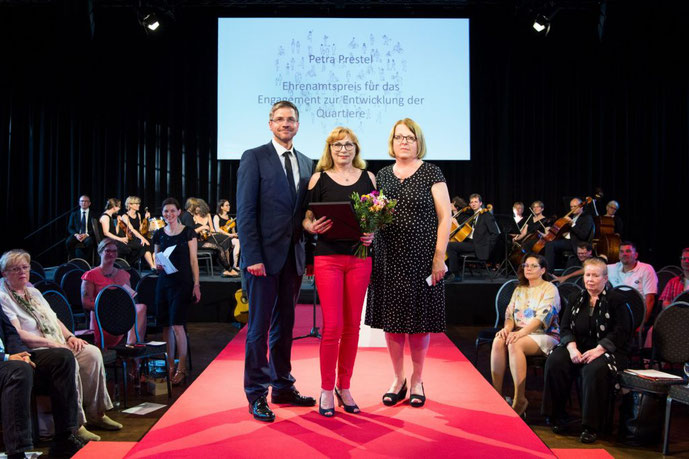 Petra Prestel (Mi.) erhielt den Ehrenamtspreis für ihr Engagement beim Verein Historische Straßenbahn Potsdam e. V., die Laudatio hielt Dr. Karin Sadowski von der Energie und Wasser Potsdam GmbH. Auch OB Mike Schubert gratulierte. Foto: Stefan Gloede