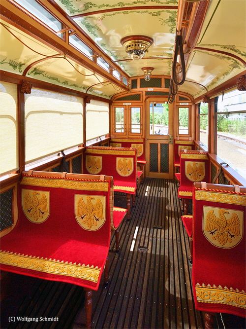 Rekonstruierte Sitzbezüge im historischen Straßenbahnwagen
