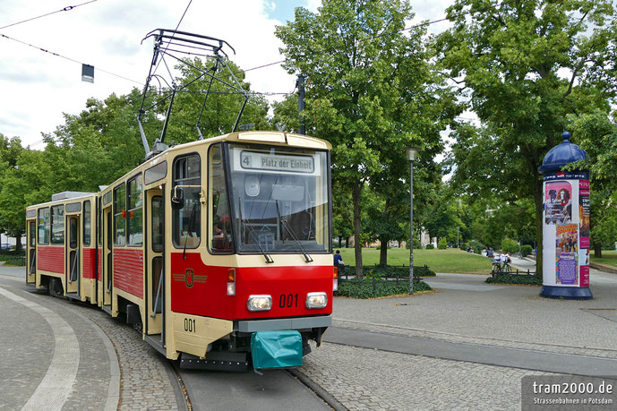 Der KT4D-Prototyp 001 als Ersatz für den Lindner-Motorwagen am Platz der Einheit