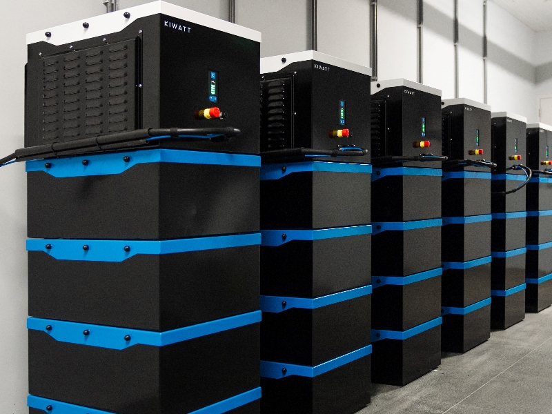 Installation of a number of home batteries to achieve a higher capacity of up to 1000kWh, BBM Ledproducts