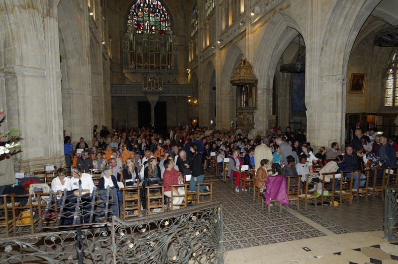 tandis que la basilique se remplit