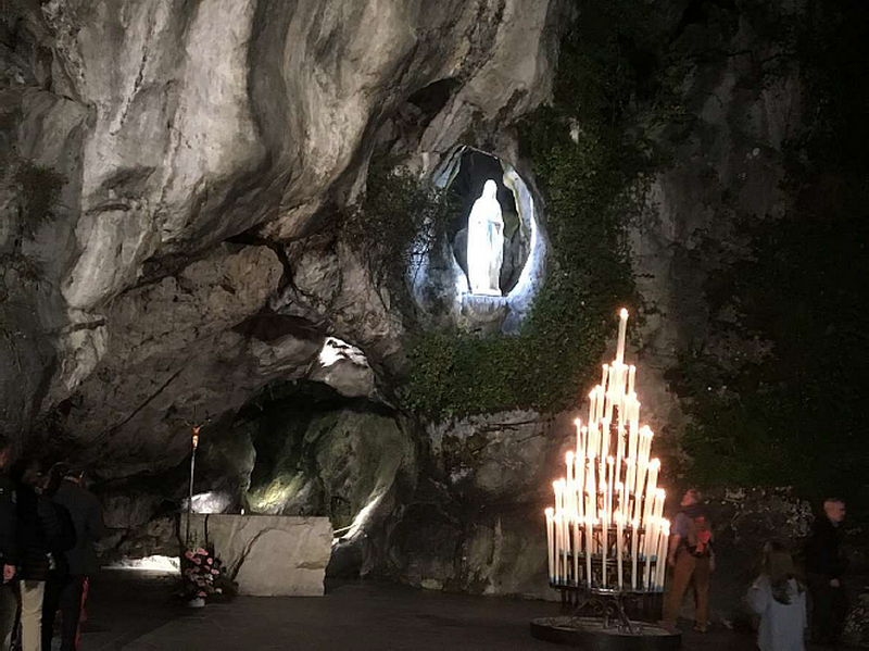 Un moment fort et hautement symbolique, avant la procession mariale aux flambeaux : la prière à la grotte où près de 500 aumôniers ont prié pour les 70 000 personnes détenues de France.