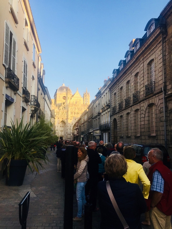 Gros, gros succès populaire : la queue du mercredi allait plus loin que le début de la rue du Bercail !!