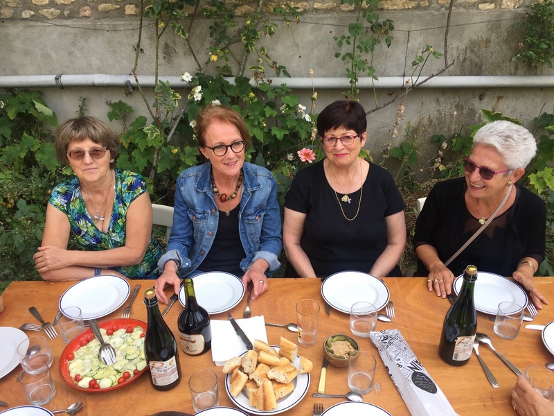 c’est parce que Martine Carbonell (au centre), secrétaire du pôle pendant deux ans, nous quitte.