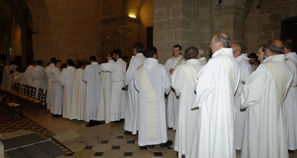 des diacres et des prêtres se met en place.