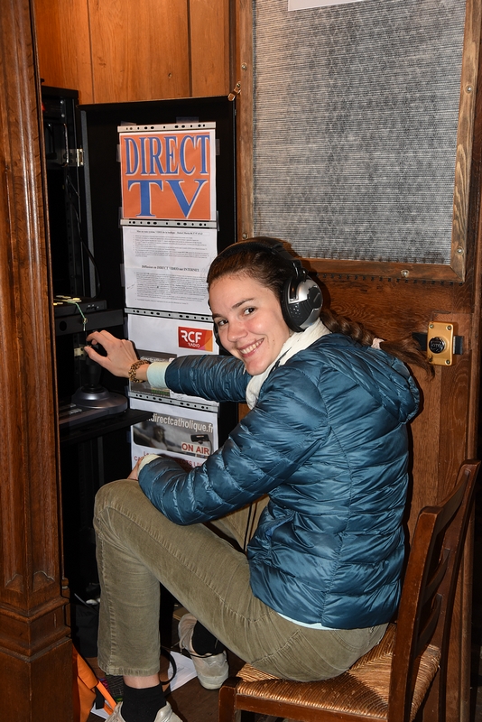 Laure est aux commandes pour assurer l'enregistrement pour la radio RCF