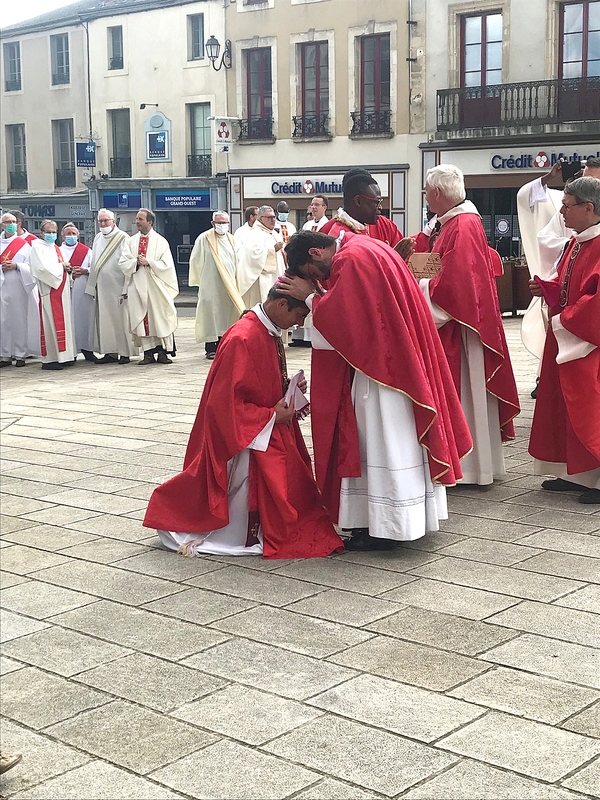 Il est de tradition que le jeune prêtre bénisse de ses nouvelles mains consacrées ceux qui se présentent devant lui : Mgr Bozo, grand ami de Mehdi