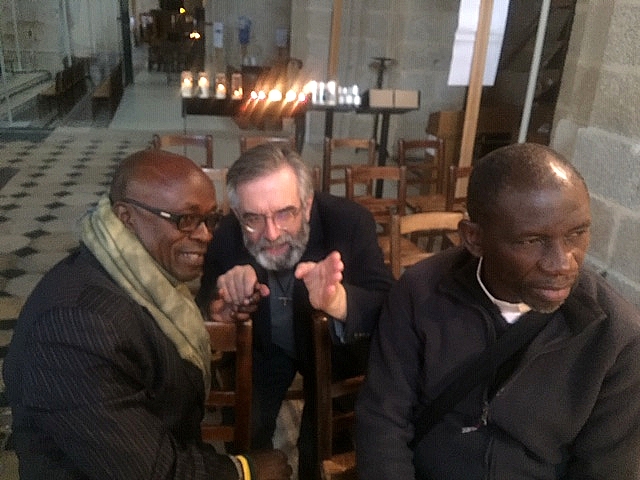 Conversation passionnée dans la basilique entre le P. Thierry Hénault-Morel et les abbés Alphonse et Blaise.