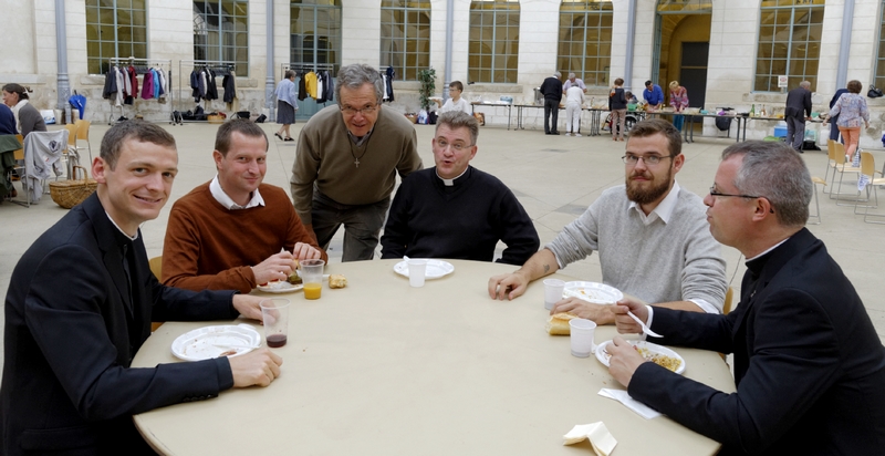 Des amis de Pierrick et le P. Loïc