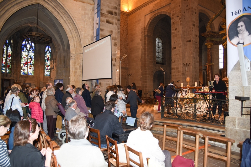 puis chacun s'avance vers l'autel pour lancer quelques pétales de roses sur le Saint Sacrement