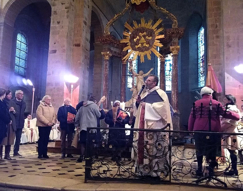 remise de cadeaux par des bénévoles du sanctuaire