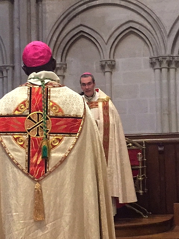 Mgr Habert décore Mgr Bernard-Emmanuel du mérite diocésain