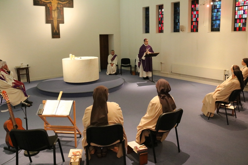 La journée débute par l'eucharistie chez les soeurs Clarisses d'Alençon