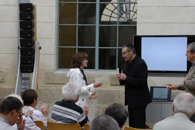 Remise de sa lettre de mission à Geneviève Dectot par Mgr Habert